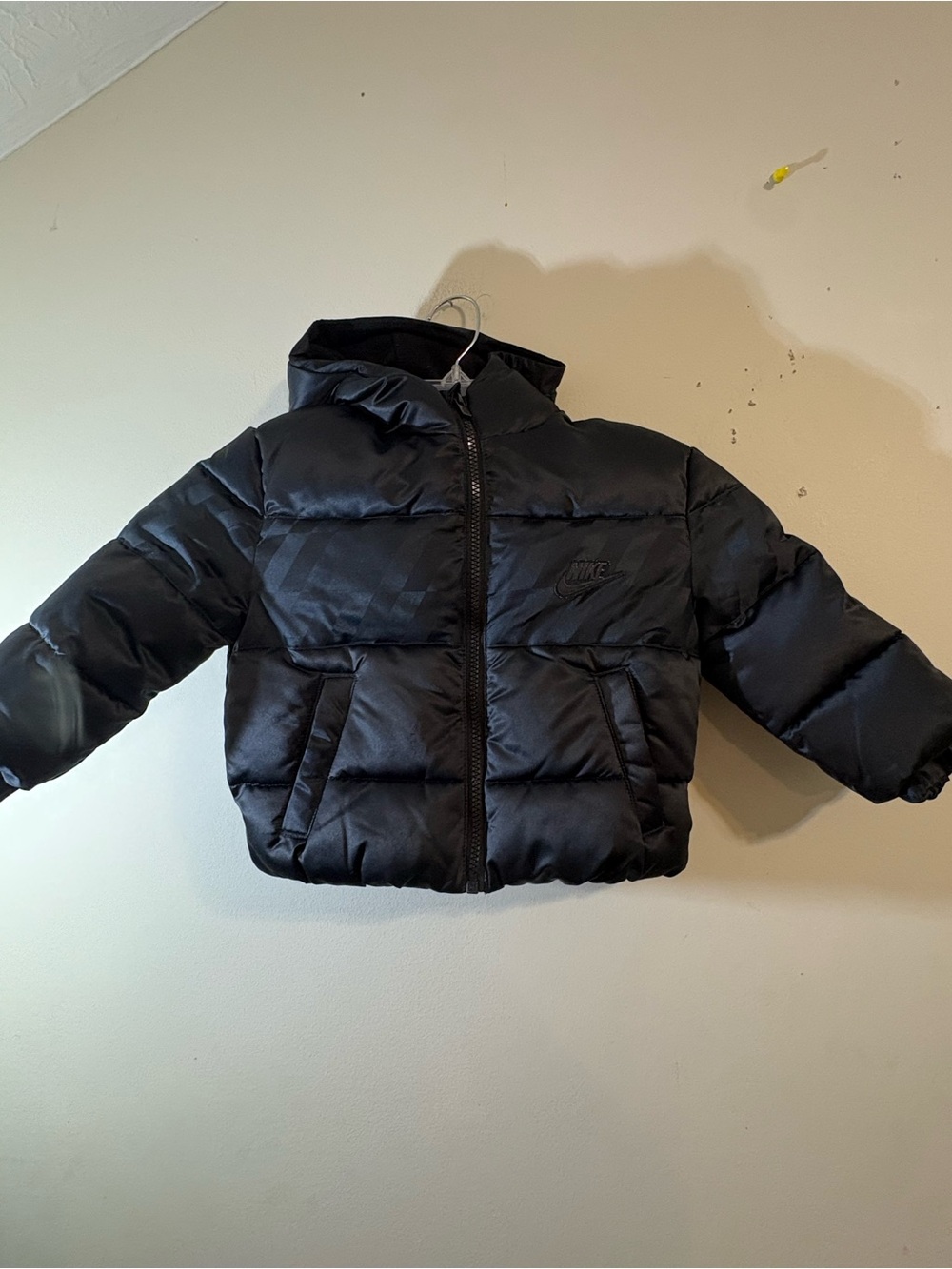 Nike Kids Black Puffer Jacket Hoody size boys 2T Nike chest logo side pockets